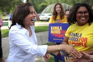 Kamala Harris with supporters Kamala Harris mit Unterstützerinnen
