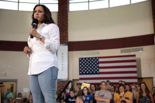 U.S.-Senatorin Kamala Harrisspricht mit Anhängern bei einer Wahlkampfkundgebung an der Valley Southwoods Freshman High School in West Des Moines, Iowa.