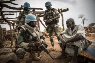 MINUSMA Soldaten Mali Die Blauhelmsoldaten umringen einen älteren Mann