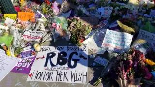 Über dem Wochenende gingen viele zum Obersten Gerichtshof, um Ruth Bader Ginsburg die letzte Ehre zu erweisen Über dem Wochenende gingen viele zum Obersten Gerichtshof, um Ruth Bader Ginsburg die letzte Ehre zu erweisen