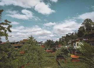Landschaft und Hütten in Assam