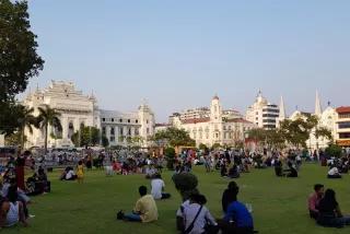 Yangons Mahabandoola Park an einem Sonntag Nachmittag