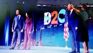 COVID-19 virtual DNC 2020 convention: blurry democracy. What's next hologram candidates? Technologie ist überall: Die Grenzen zwischen analog und digital verschwammen beim virtuellen Parteitag der US-Demokraten