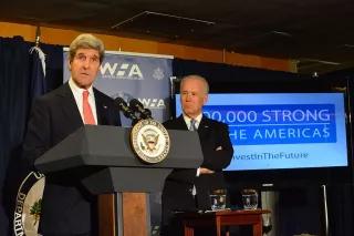 Während Vizepräsident Joe Biden zuschaut, hält US-Außenminister John Kerry eine Rede zum Start der Partnerschaft "100.000 Strong in the Americas" im US-Außenministerium in Washington, D.C. 