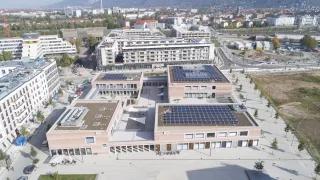Der Gadamerplatz mit dem Bildungs-, Betreuungs- und Bürgerhaus B³ bildet das Zentrum der Bahnstadt Luftbild vom Bürgerhaus, dem Zentrum der Bahnstadt