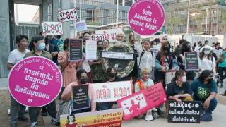 Kampagnenschilder zur Entkriminalisierung von Abtreibung, gesehen beim Pride Marsch am 7. November 2020 in Bangkok. Thailand - Aktivist*innen vor dem Parlament mit vielen Schildern, auf manchen steht "safe abortion is a human right"