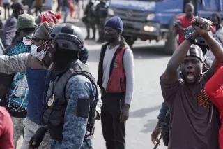 Protestierende und Polizisten in Senegal