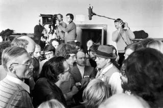 Joseph Beuys im Gespräch, vorne links: Wilhelm Knabe, Johannes Stüttgen