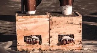 Vertreter/innen der indigenen Samin zementieren ihre Füße ein, um gegen die Zerstörung des Karstgebirges in Central-Java zu protestieren Einzementierte Füße Zement
