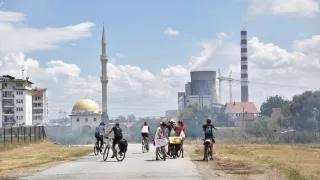 Kohlekraftwerk Kosovo B, Nachbarschaft der Roma-Gemeinschaft und ein paar Fahrradfahrer/innen aus ganz Europa Kohlekraftwerk Kosovo B, Nachbarschaft der Roma-Gemeinschaft und ein paar Fahrradfahrer/innen aus ganz Europa