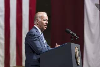 Biden redet am Pult