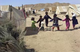 6 Kinder spielen im Flüchtlingslager in Afghanistan