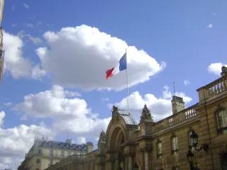 Die französische Flagge auf der Spitze des Élysée-Palastes. Die französische Flagge auf der Spitze des Élysée-Palastes.