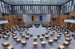 Der leere Plenarsaal mit Blick von der Zuschauertribüne Abgeordnetenhaus von Berlin - Der leere Plenarsaal mit Blick von der Zuschauertribüne