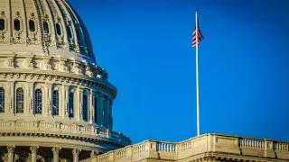 Capitol mit US-Flagge davor Capitol mit US-Flagge davor
