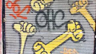 Die Fäuste von Kripoe tauchten auf Wänden sowohl in Istanbul (Foto) als auch in Berlin auf. Grafitti mit Fäusten auf einem Rollladen