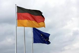Asyl- und Migrationspolitik der EU Eine Deutschlandflagge und eine EU-Flagge wehen im Wind