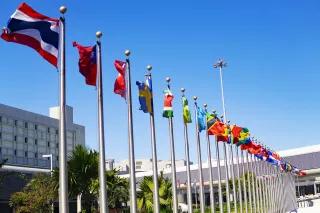 Treffen mit globalen Flaggen World International UN Treffen mit globalen Flaggen World International UN