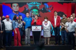 Xiomara Castro wendet sich in der Parteizentrale von LIBRE an die Aktivist/innen ihrer Partei.