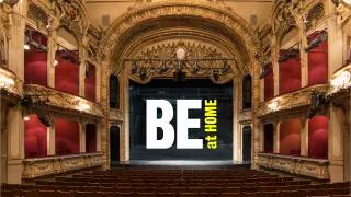 Bildmarke BE at Home Im Theatersaal - Bühnenbild = Schriftzug "BE at home"