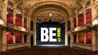 Im Theatersaal - Bühnenbild = Schriftzug "BE at home"