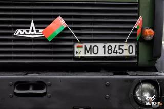 LKW-Kühlerhaube, staatspatriotisch geschmückt Kühlerhaube LKW mit Nummernschild, staatspatriotisch geschmückt.