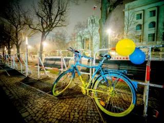 Ukrainekrieg Demonstration Fahrrad mit Luftballons in den Farben der ukrainischen Flagge