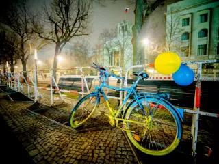 Fahrrad mit Luftballons in den Farben der ukrainischen Flagge