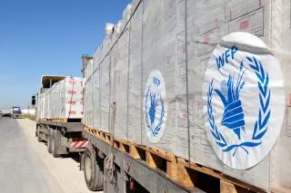 ebensmitteltransporter am Grenzübergang Kerem Shalom. Das Welternährungsprogramm der Vereinten Nationen ist die weltweit größte humanitäre Organisation zur Bekämpfung des Hungers. Lebensmitteltransporter am Grenzübergang Kerem Shalom