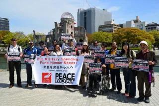 Mitglieder von Peace Boat vor dem Hiroshima Dome