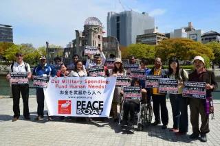 Mitglieder von Peace Boat vor dem Hiroshima Dome Mitglieder von Peace Boat vor dem Hiroshima Dome