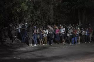 Die Menschen werden auch nachts kontrolliert und durchsucht. El Salvador. April 2022. Die Menschen werden auch nachts kontrolliert und durchsucht. El Salvador. April 2022.