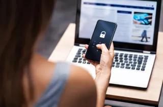 Ohne Kontrolle über die eigenen Daten gibt es im digitalen Zeitalter keine Privatsphäre Frau mit Mobiltelefon vor einem Laptop