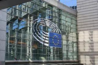 Glasfront Parlament in Brüssel mit EU-Fahne