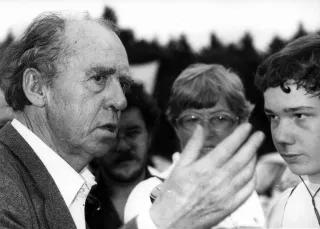 Heinrich Böll Heinrich Böll redet mit Menschen und gestikuliert mit der Hand