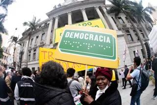 Demonstration für die Demokratie in São Paulo Demonstant/innen mit Transparent in São Paulo