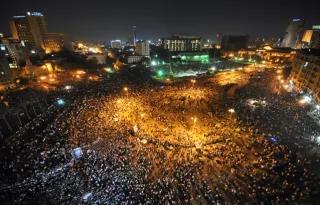 Menschen versammeln sich auf dem Tahrir Platz in Kairo.