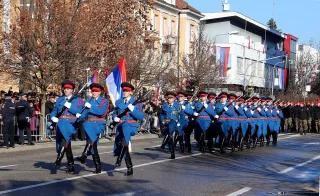 Foto: Ehrengarde des Innenministeriums der Republika Srpska, Flaggenzug während der Parade zum Tag der Republik 9. Januar (Verfassungsungswidriger Feiertag) Banja Luka, 2019
