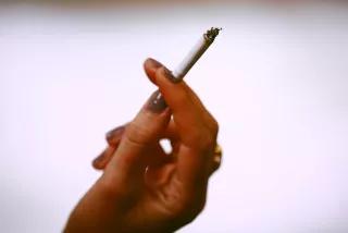 Hand mit Zigarette Hand mit Zigarette
