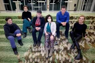Die Jury 2023 (v.l.n.r.): Galina Amashukeli, Antonia Giesler, Andreas Höfer, Roshak Ahmad, Ahmet Taş, Christiane Mudra Die Jury 2023 (v.l.n.r.): Galina Amashukeli, Antonia Giesler, Andreas Höfer, Roshak Ahmad, Ahmet Taş, Christiane Mudra