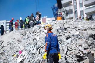 Helfende auf den Trümmern eines zerstörten Hauses in der Türkei Helfende auf den Trümmern eines zerstörten Hauses in der Türkei