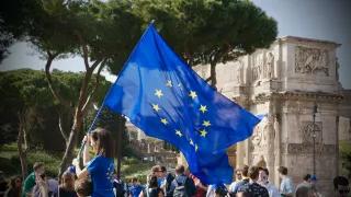 Eine Person schwenkt eine Europa Flagge