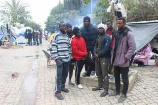 "Usman Siseh und Richard Fomjeh aus Sierra Leone und Eric Zewolo aus Liberia leben seit zwei Wochen auf der Straße vor dem Hauptqaurtier der internationalen Organisation für Migration (IOM). Sie berichten von Drohungen und Steinwürfen auf den Straßen von Tunis." "Usman Siseh und Richard Fomjeh aus Sierra Leone und Eric Zewolo aus Liberia leben seit zwei Wochen auf der Straße vor dem Hauptqaurtier der internationalen Organisation für Migration (IOM). Sie berichten von Drohungen und Steinwürfen auf den Straßen von Tunis."