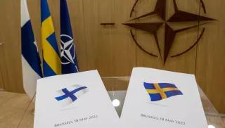 NATO-Generalsekretär trifft mit den Botschaftern Finnlands und Schwedens bei der NATO zusammen NATO-Generalsekretär Jens Stoltenberg erhält von Klaus Korhonen (bei der NATO akkreditierter Botschafter Finnlands) und Axel Wernhoff (bei der NATO akkreditierter Botschafter Schwedens) offizielle Beitrittserklärungen zur NATO NATO-Generalsekretär trifft mit den Botschaftern Finnlands und Schwedens bei der NATO zusammen NATO-Generalsekretär Jens Stoltenberg erhält von Klaus Korhonen (bei der NATO akkreditierter Botschafter Finnlands) und Axel Wernhoff (bei der NATO akkreditierter Botschafter Schwedens) offizielle Beitrittserklärungen zur NATO