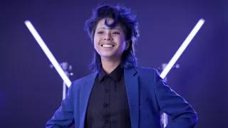 Ein Drag King trägt blau vor einem blauen Hintergrund