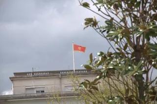 Die Flagge von Montenegro auf einem Gebäude