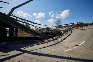 Eine eingestürzte Autobahnbrücke mit verbogenen Leitplanken