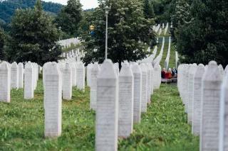Frauen trauern in der Gedenkstätte Srebrenica, Potočari, Bosnien Frauen trauern in der Gedenkstätte Srebrenica, Potočari, Bosnien