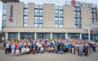 Mitglieder des Bürgerrates Demokratie Mitglieder des Bürgerrates Demokratie vor einem Hotel in Leipzig