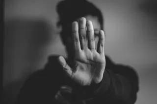 Nein zu häuslicher Gewalt Schwarz-weiß Foto mit einer Hand, die Stop zeigt